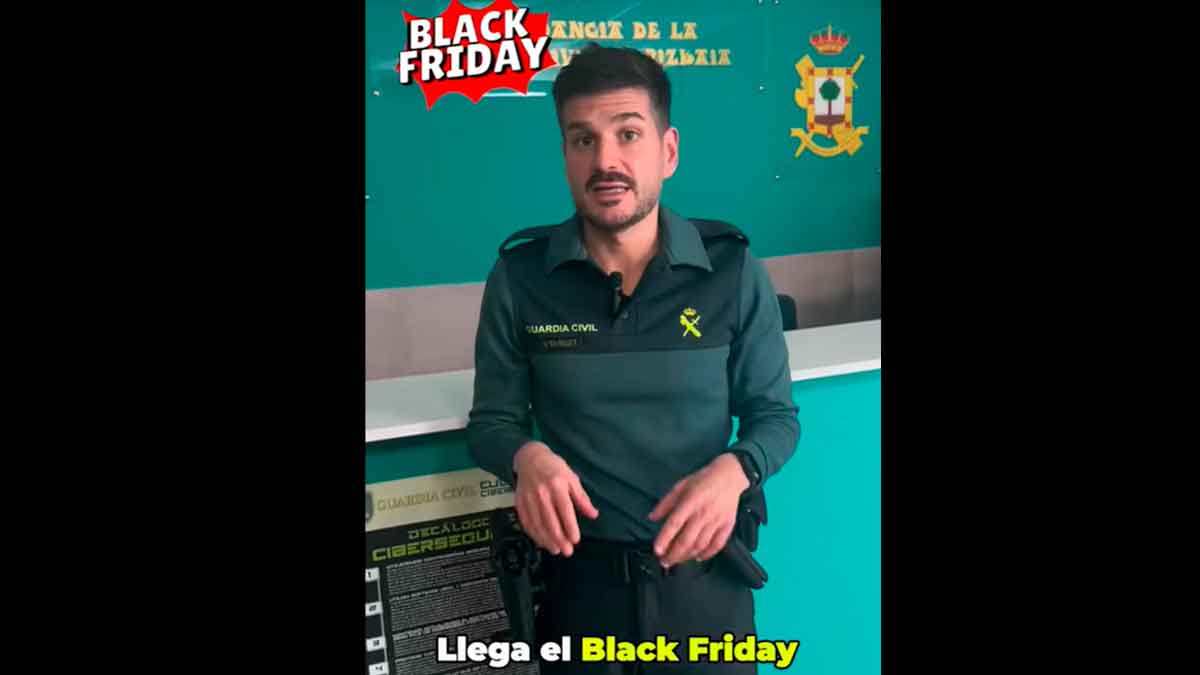 Agente de la Guardia Civil ofreciendo consejos sobre estafas online durante el Black Friday
