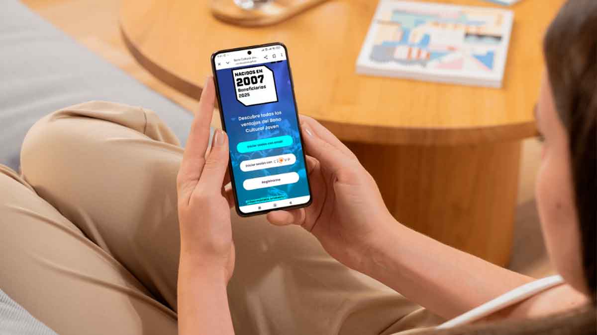 Joven consultando en su móvil la web del Bono Cultural Joven 2025
