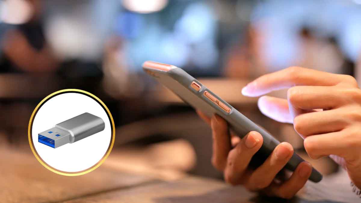 Persona usando un móvil para transferir archivos a un pendrive USB mediante conexión OTG