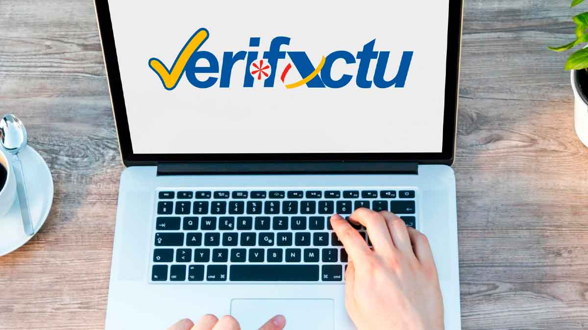 Pantalla de ordenador con el logotipo de Verifactu, el nuevo sistema de facturación de Hacienda para autónomos y empresas en 2026