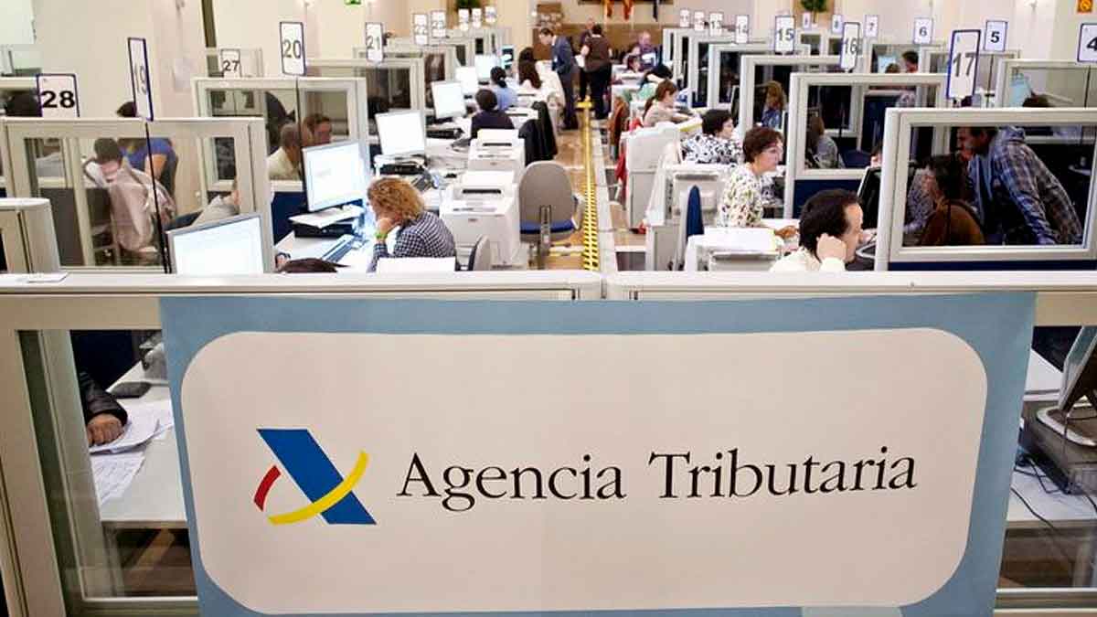 Oficina de la Agencia Tributaria con personal atendiendo a contribuyentes durante la campaña de la renta