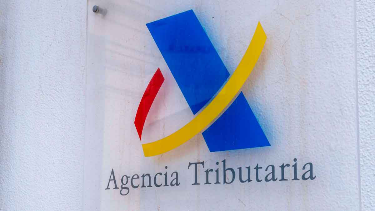 Logotipo de la Agencia Tributaria por la deducción de vivienda en la Renta que permite recuperar hasta 1.356 euros