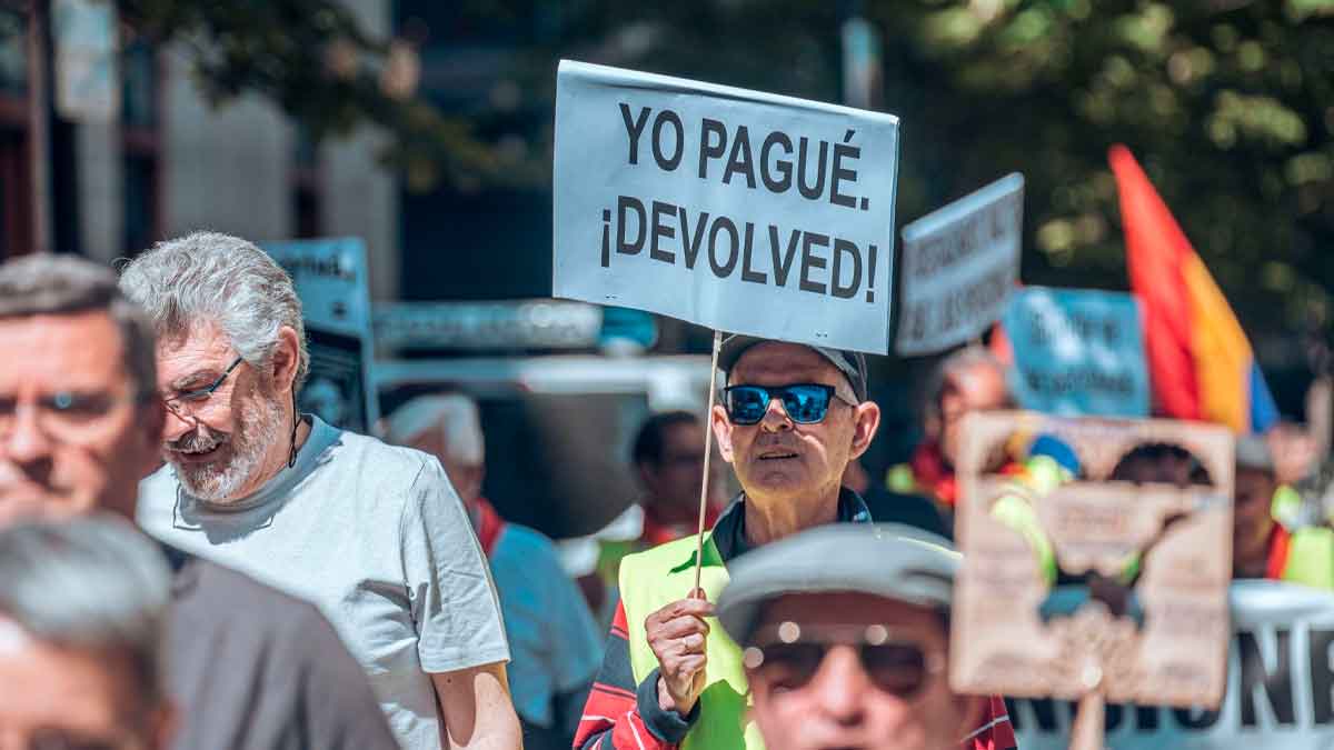 Manifestación de pensionistas mutualistas reclamando la devolución del IRPF con pancartas