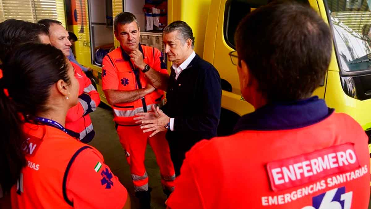 Equipo de emergencias del 061 en Andalucía reunido junto a una ambulancia durante una explicación operativa