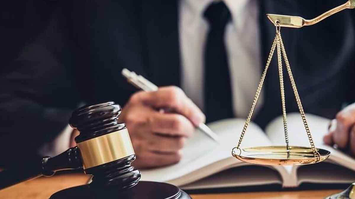 Juez revisando documentos con mazo y balanza en caso de incapacidad permanente por fibromialgia