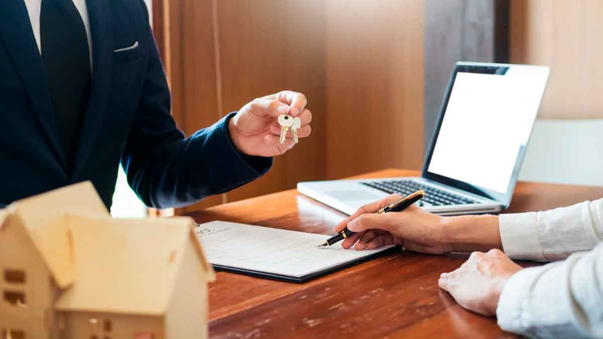 Entrega de llaves y firma de contrato de alquiler en una vivienda según la LAU