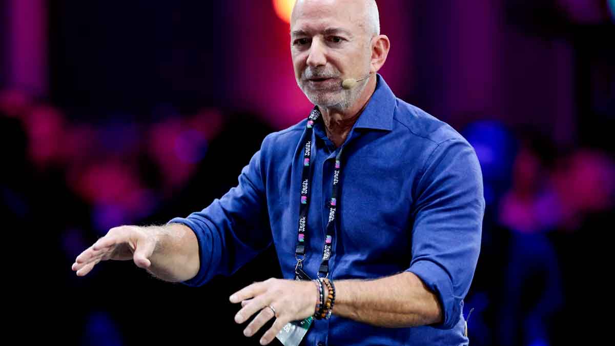 Jeff Bezos durante una conferencia donde explica qué tipo de profesionales triunfarán frente a la inteligencia artificial