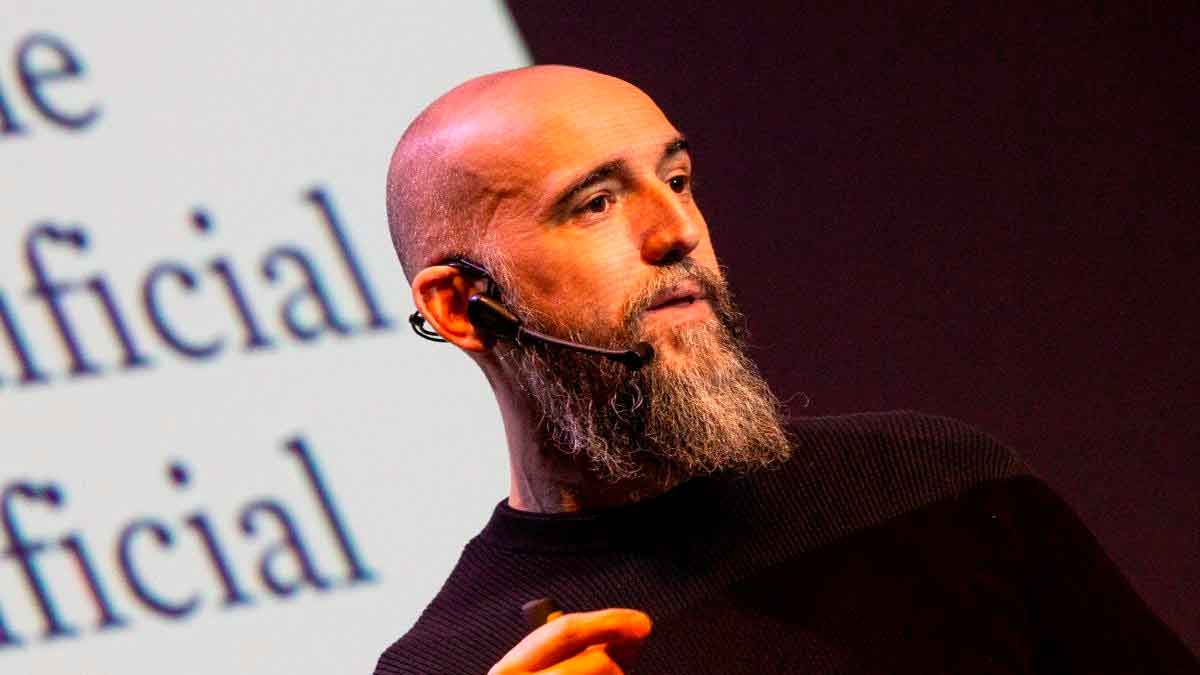 Jon Hernández durante una conferencia sobre inteligencia artificial y el futuro del teletrabajo en 2026