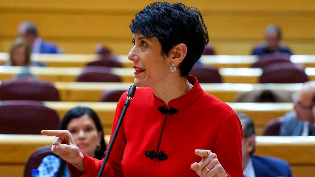 Representante política interviniendo en el Senado durante un debate sobre la edad de jubilación en 2026