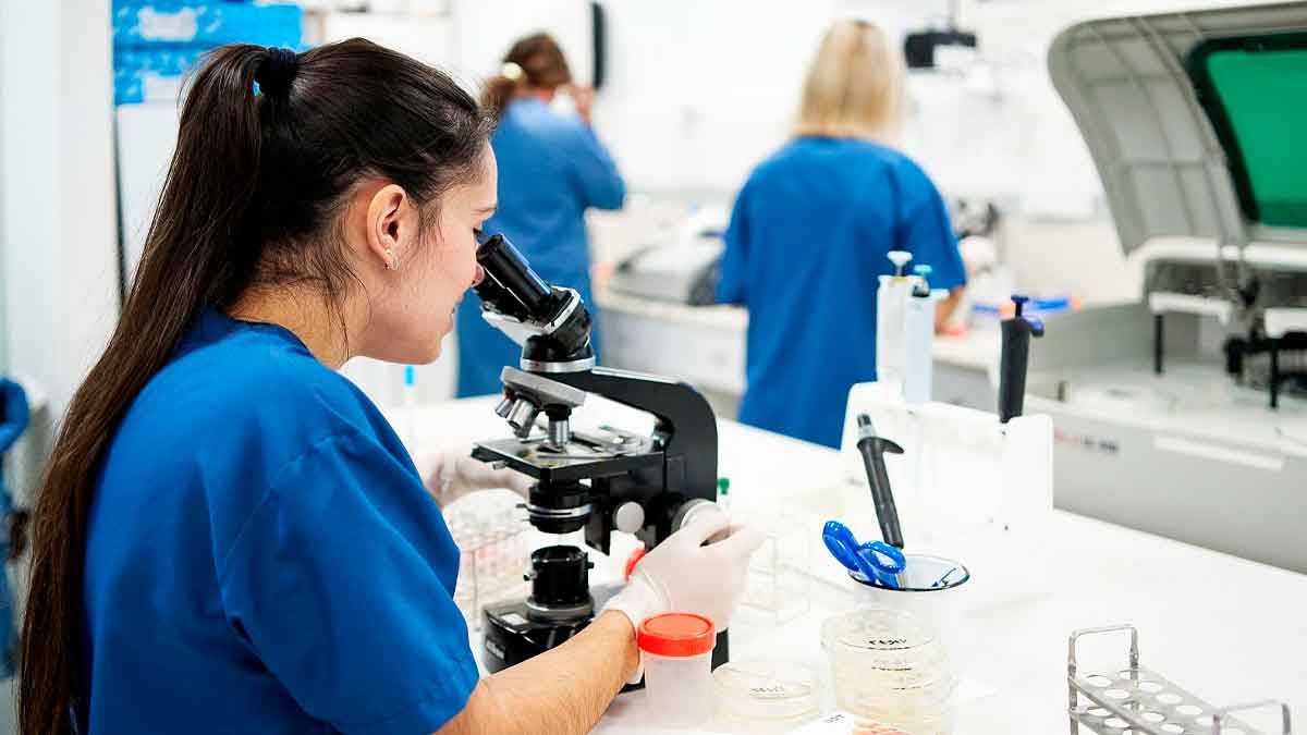 Estudiante de Formación Profesional en laboratorio dentro de un proyecto Erasmus+ en Andalucía