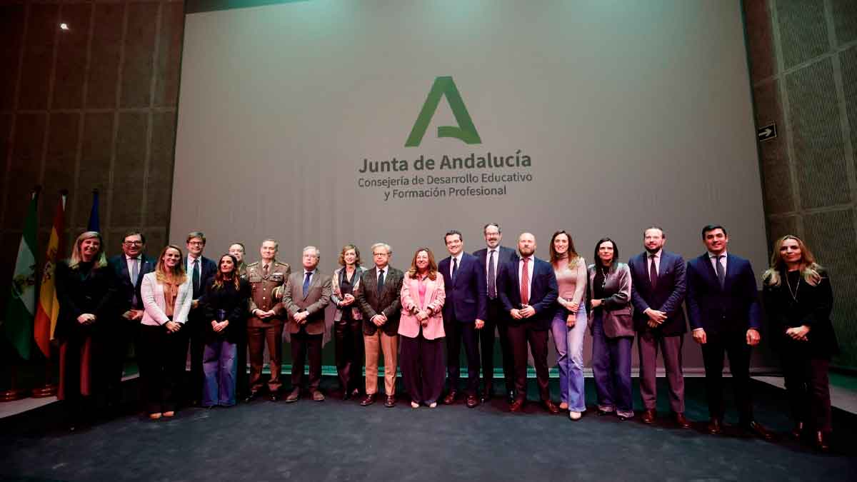 Representantes de la Junta de Andalucía presentan la oferta de 2.100 plazas de Formación Profesional para la Base Logística de Córdoba