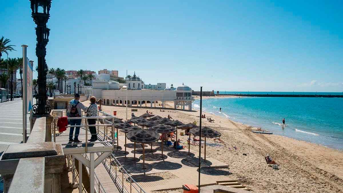 Playa de Cádiz con el Balneario de la Caleta en un día soleado