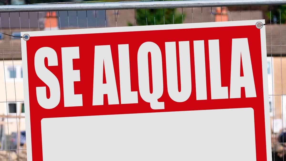 Cartel de “Se alquila” en una vivienda, relacionado con la duración mínima del contrato según la LAU
