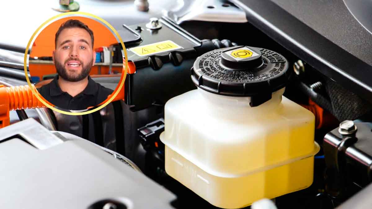 Depósito de líquido de freno en un coche junto a la imagen de un mecánico explicando por qué revisarlo es importante