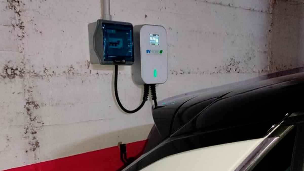Cargador eléctrico instalado en un garaje comunitario según la Ley de Propiedad Horizontal