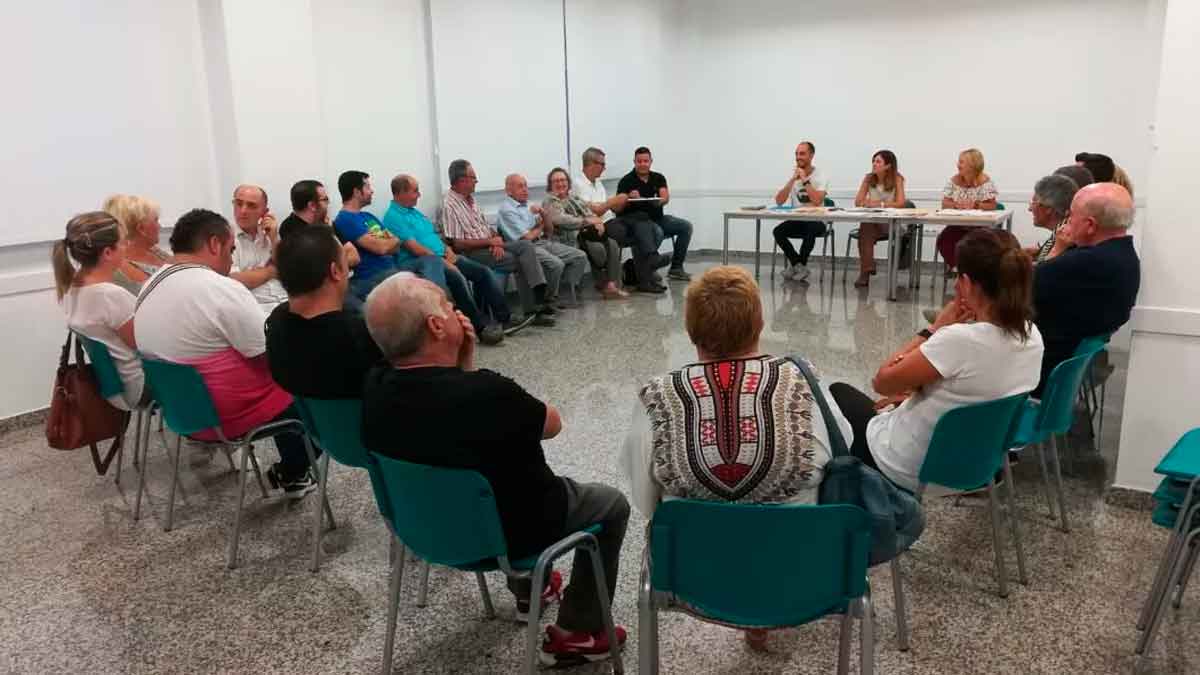 Reunión de comunidad de vecinos debatiendo la elección del presidente según la Ley de Propiedad Horizontal