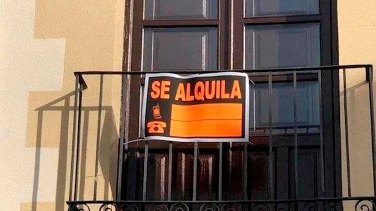 Cartel de se alquila en un balcón representando los barrios más económicos para alquilar vivienda en Málaga en 2025