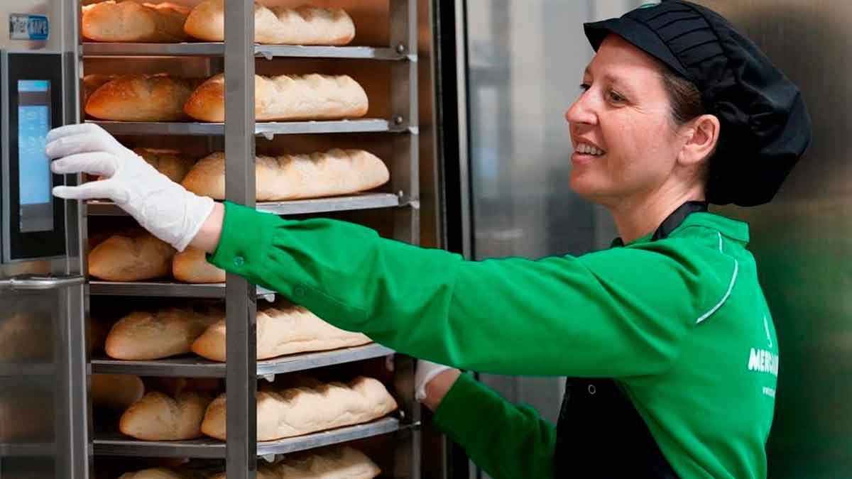 Empleada de Mercadona preparando pan en una tienda de Andalucía durante la campaña de Navidad