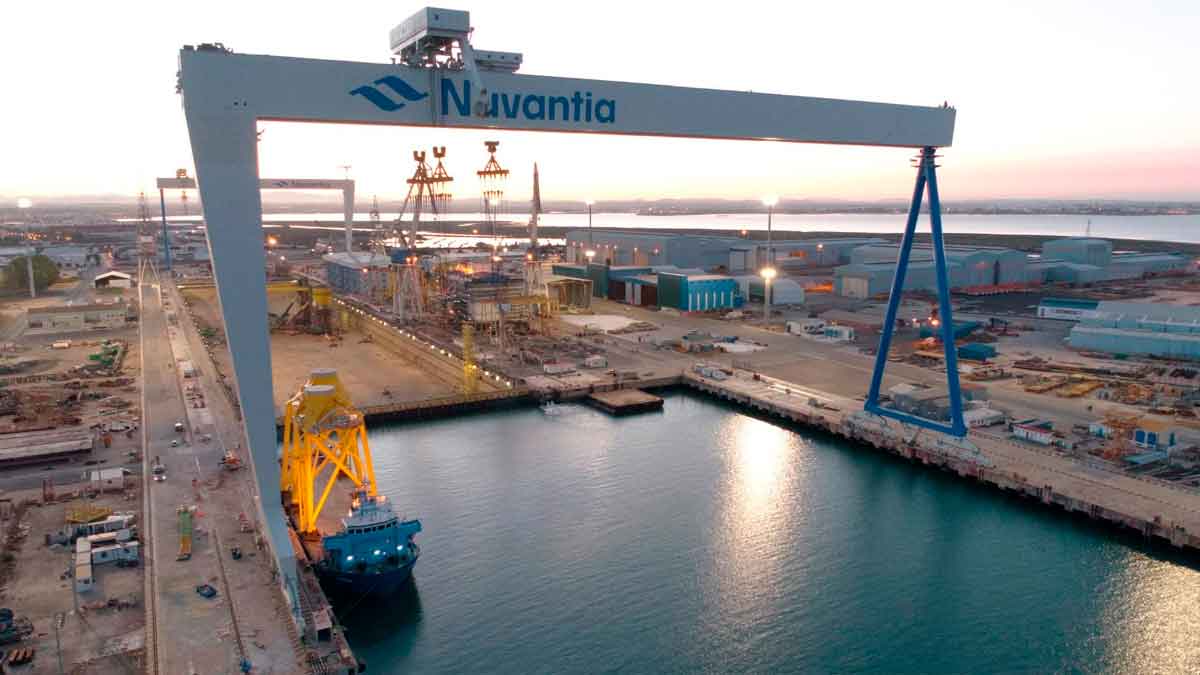 Astilleros de Navantia en la Bahía de Cádiz durante el atardecer