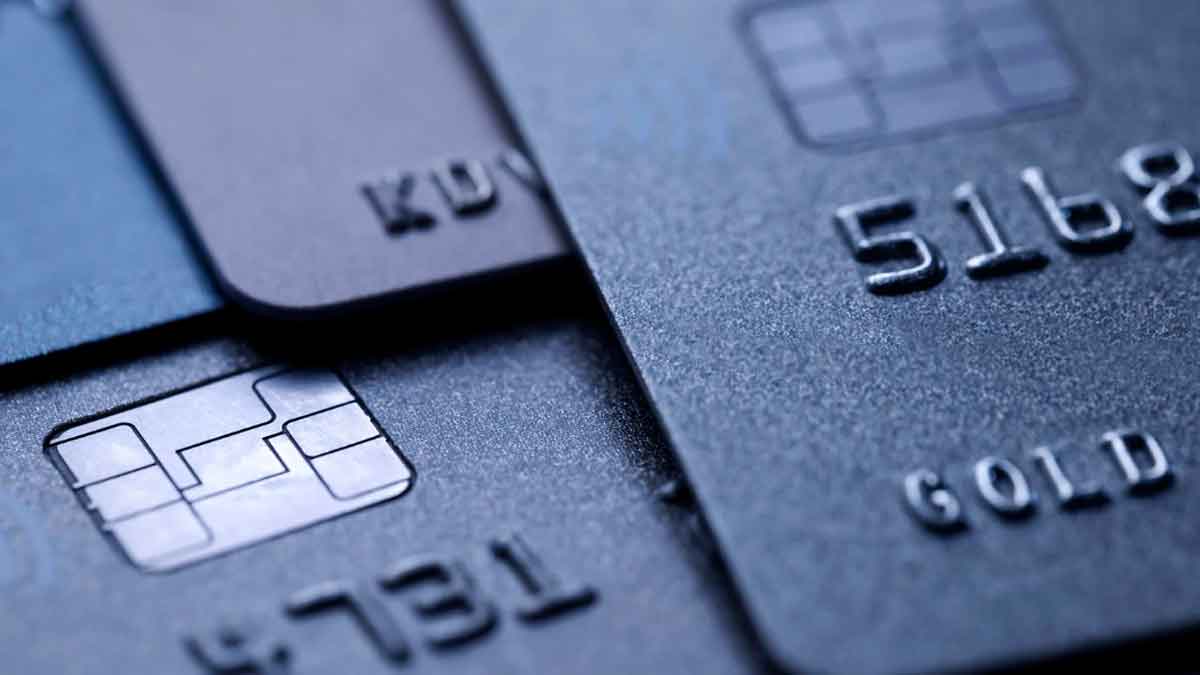 Tarjetas bancarias de neobancos en primer plano