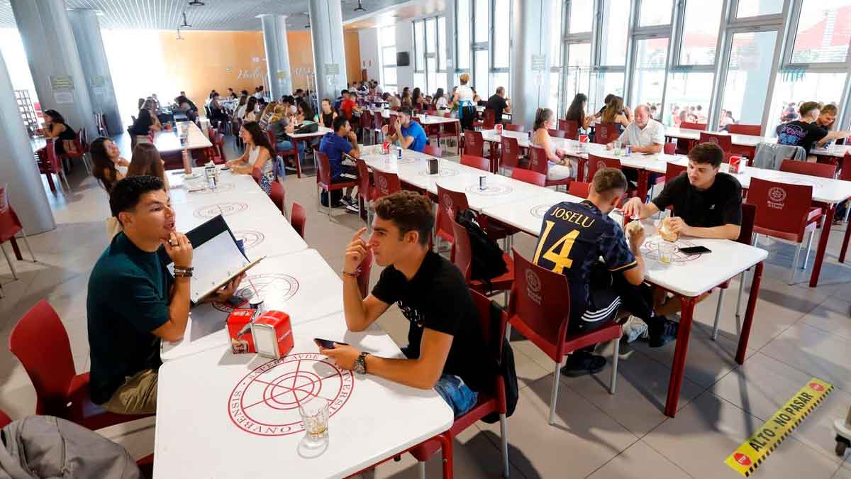 Estudiantes comiendo en el comedor universitario de la Universidad de Huelva beneficiarios de las becas de comedor 2025/2026