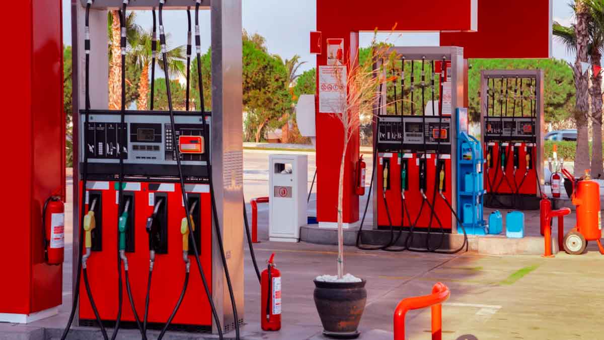 Surtidores de gasolina en una estación de servicio low cost en España