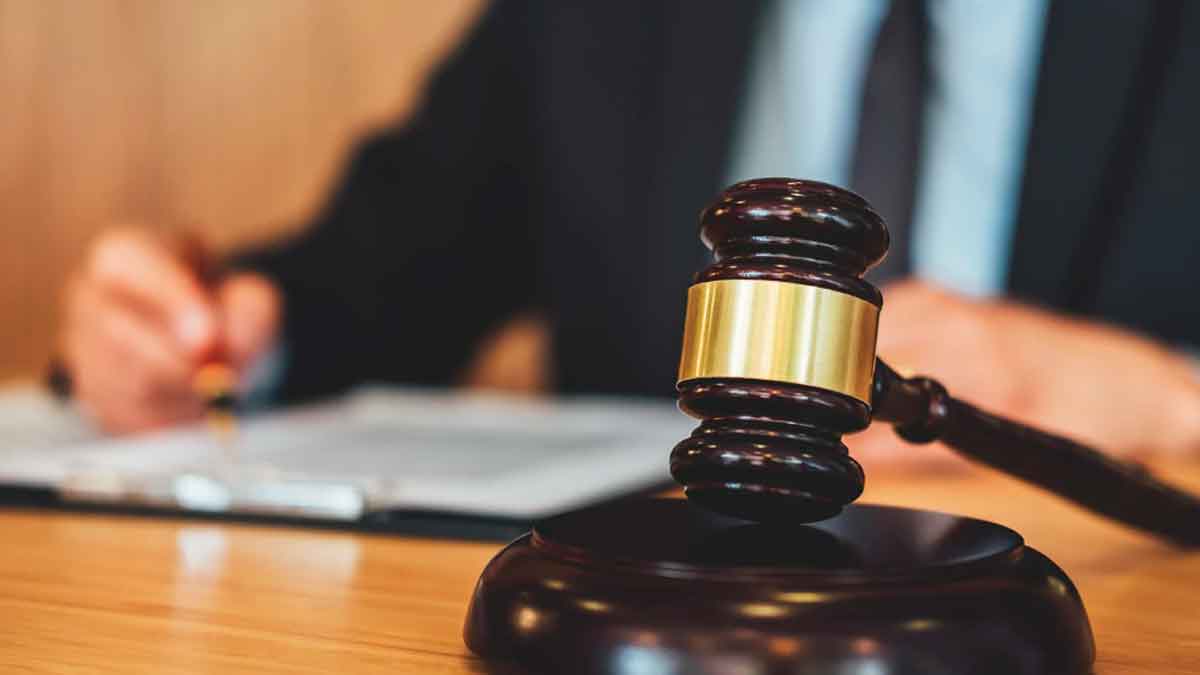 Mazo de juez sobre una mesa en un tribunal durante la revisión de un caso laboral