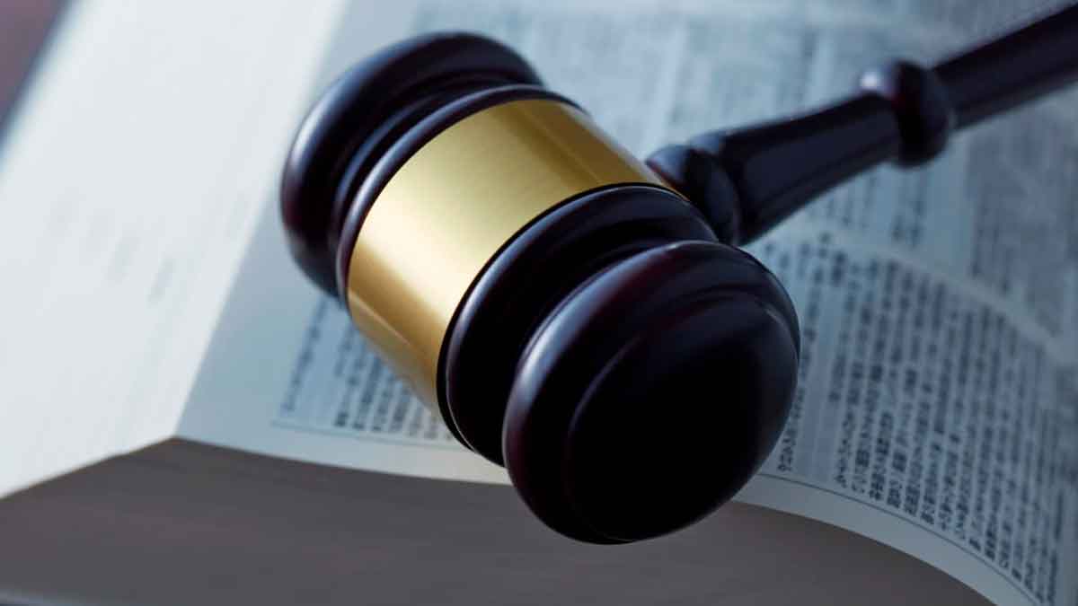 Mazo judicial sobre un libro de leyes en referencia a una sentencia por incapacidad permanente