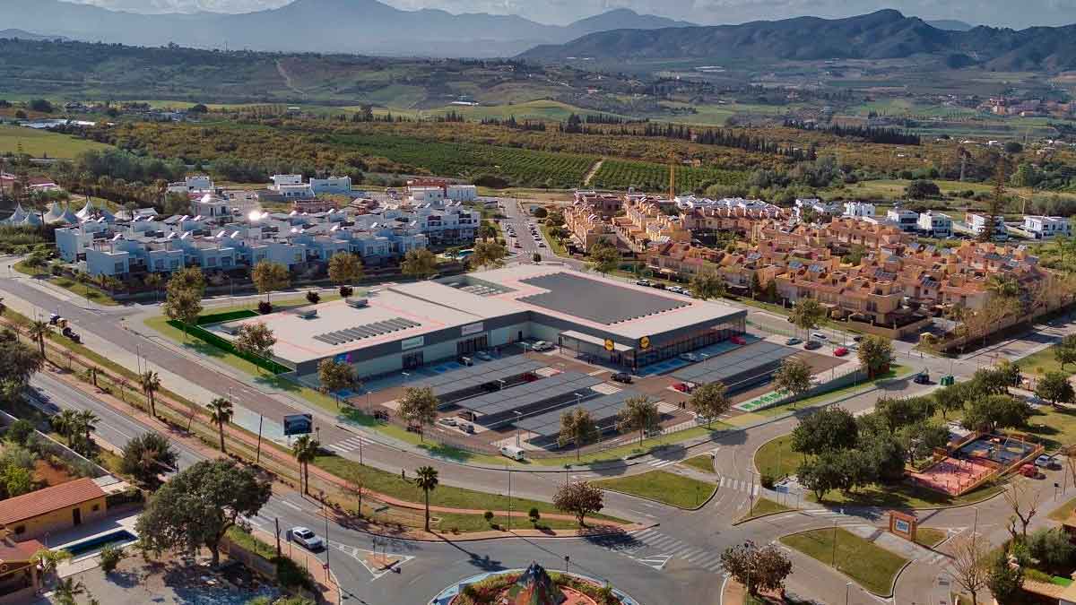 Vista aérea del Parque Comercial Taralpe en Alhaurín de la Torre con el nuevo supermercado Lidl y su aparcamiento
