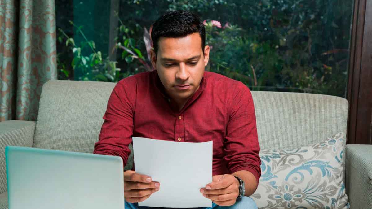 Hombre revisando documentación sobre su futura pensión de jubilación cobrando el SMI