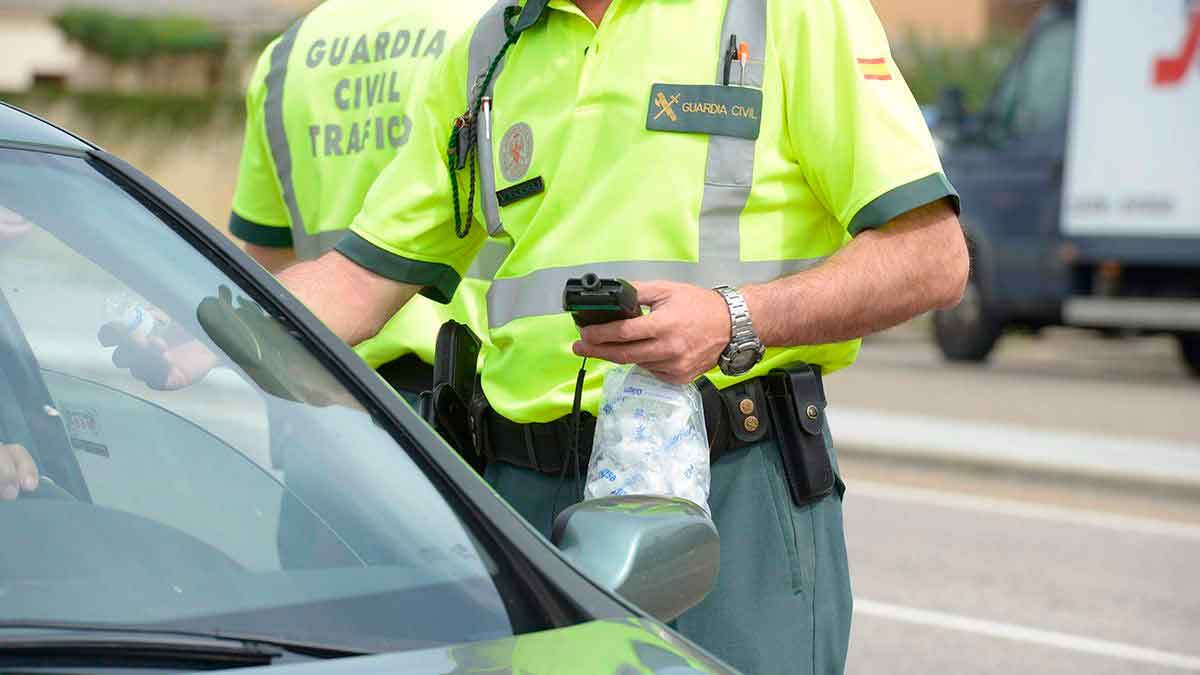 Guardia civil realizando control de tráfico que puede derivar en retirada del carnet de conducir