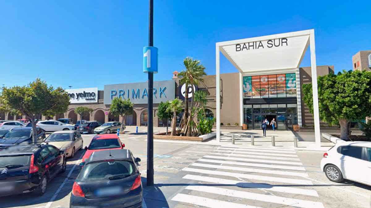 Entrada principal del centro comercial Bahía Sur en San Fernando (Cádiz)