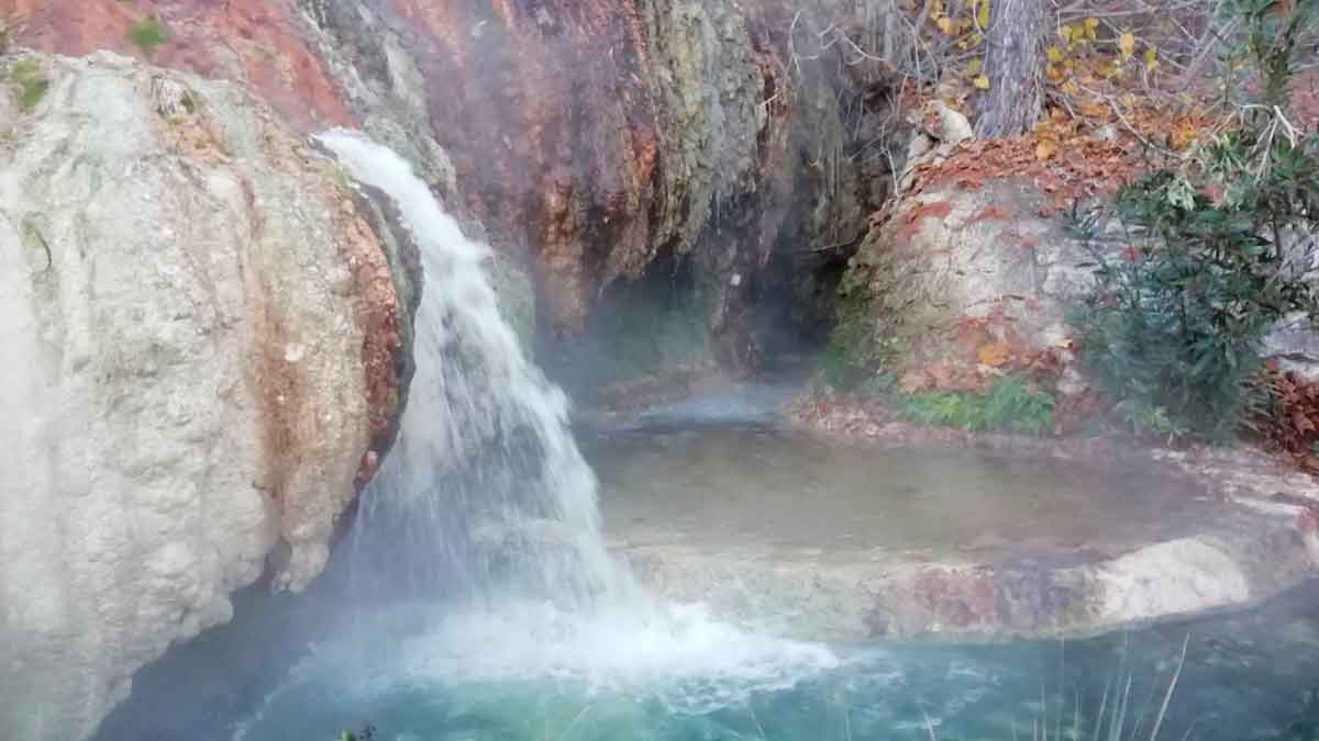 Piscina termal natural del Balneario de Alicún de Las Torres en Granada, con aguas medicinales ideales para un fin de semana de relax