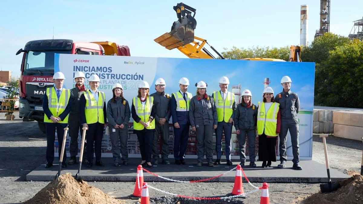 Equipo de Moeve y autoridades durante el inicio de la construcción de la planta de biocombustibles 2G en Huelva