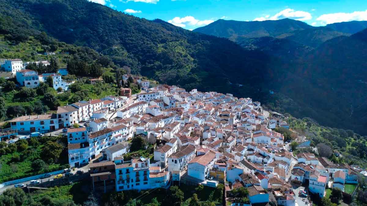 Vista aérea de Carratraca, el pequeño pueblo andaluz donde se construye Evolution Park, proyecto de turismo sostenible que generará más de 350 empleos