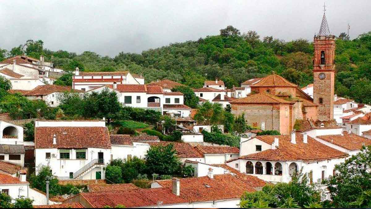 Vista panorámica de Fuenteheridos, pueblo serrano de Huelva rodeado de castaños y arquitectura tradicional
