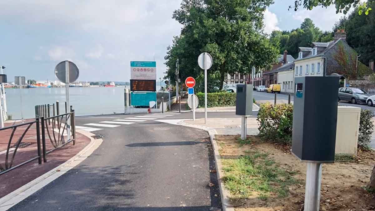 Radares negros de la DGT instalados en carretera para controlar el acceso al carril Bus-VAO