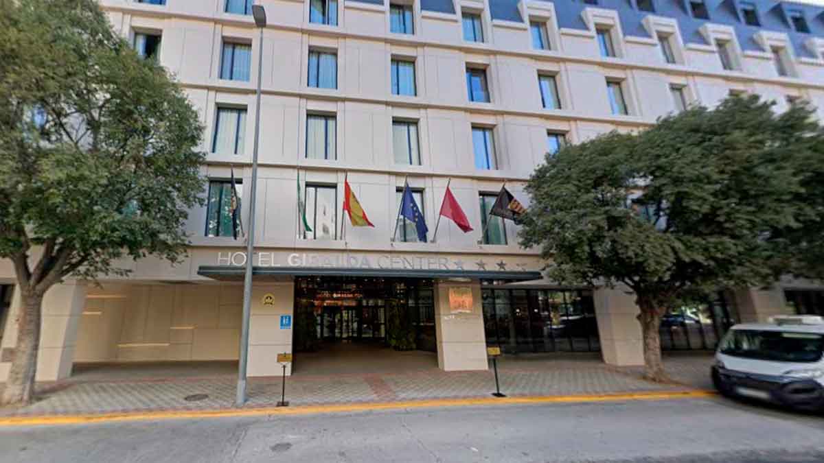 Fachada del Hotel Giralda Center en Sevilla con acceso principal y banderas
