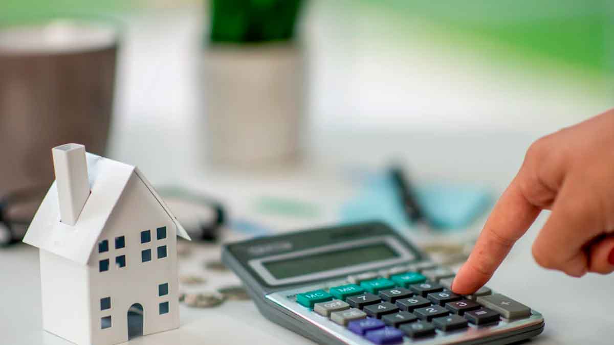 Persona calculando la devolución del IRPF por vivienda comprada antes de 2013 según el nuevo criterio de Hacienda