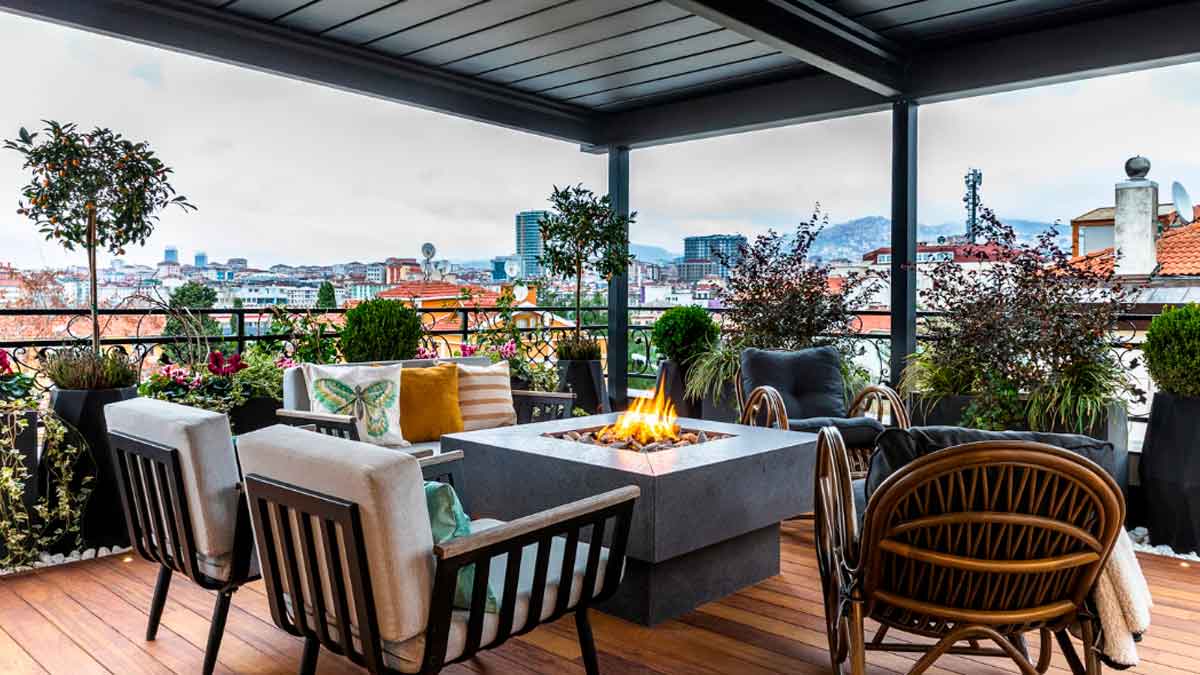Terraza modernizada con mobiliario y suelo de exterior, ejemplo de reformas que necesitan permiso según la Ley de Propiedad Horizontal