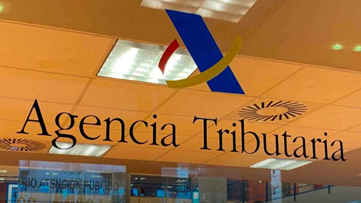 Fachada de la Agencia Tributaria relacionada con renunciar tarde a una herencia y pagar donación