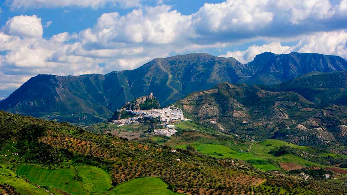 Vista panorámica de la Sierra de Grazalema con un pueblo blanco rodeado de montañas y bosques en Andalucía, Reserva de la Biosfera desde 1977