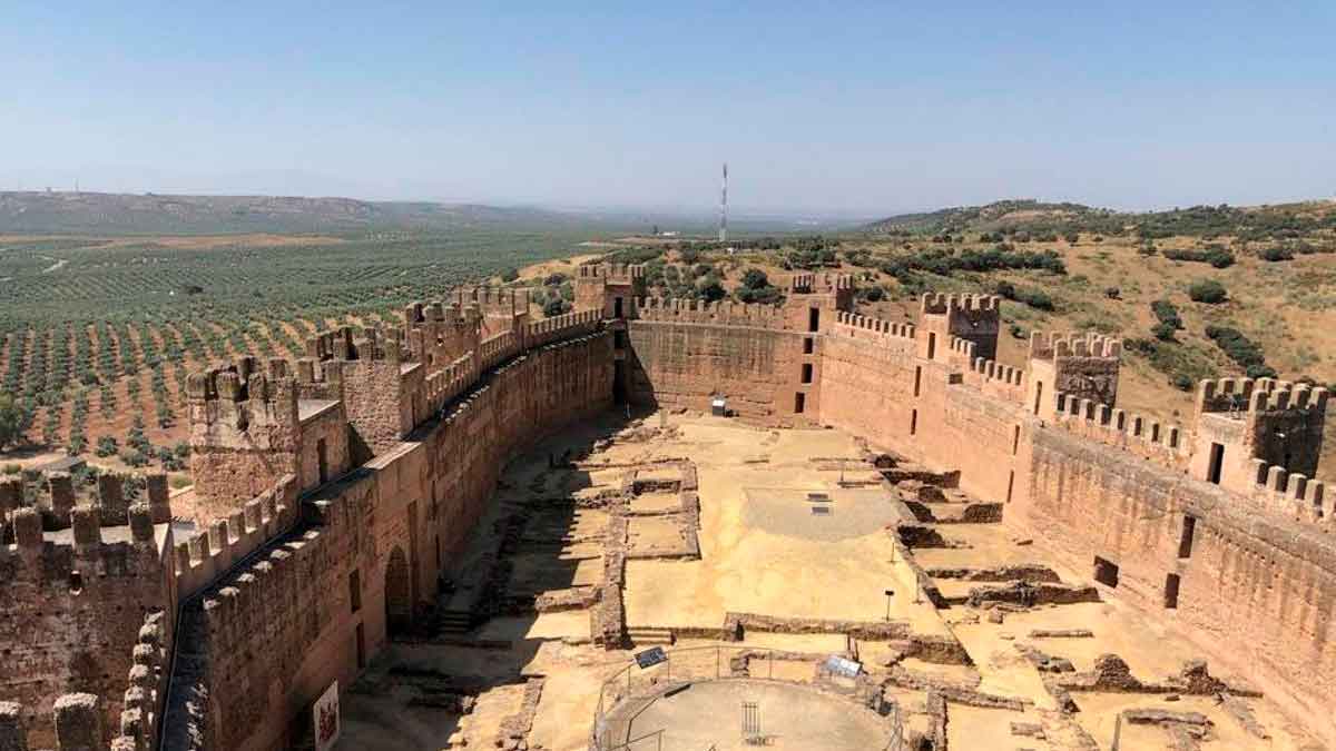 Castillo de Baños de la Encina en Jaén, una fortaleza andaluza rodeada de olivares y considerada de las mejor conservadas