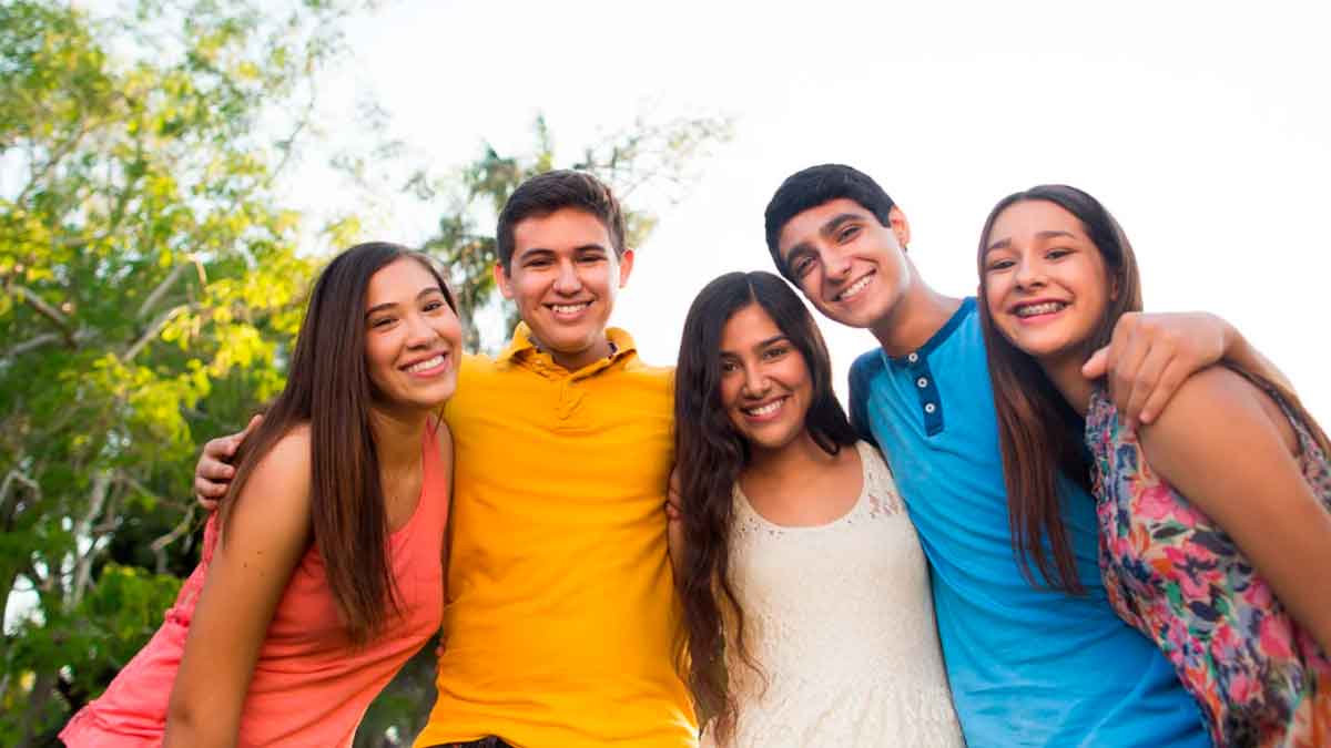 Grupo de jóvenes sonriendo al aire libre, imagen relacionada con el programa ALMA Andalucía del SAE para formación y prácticas en la UE