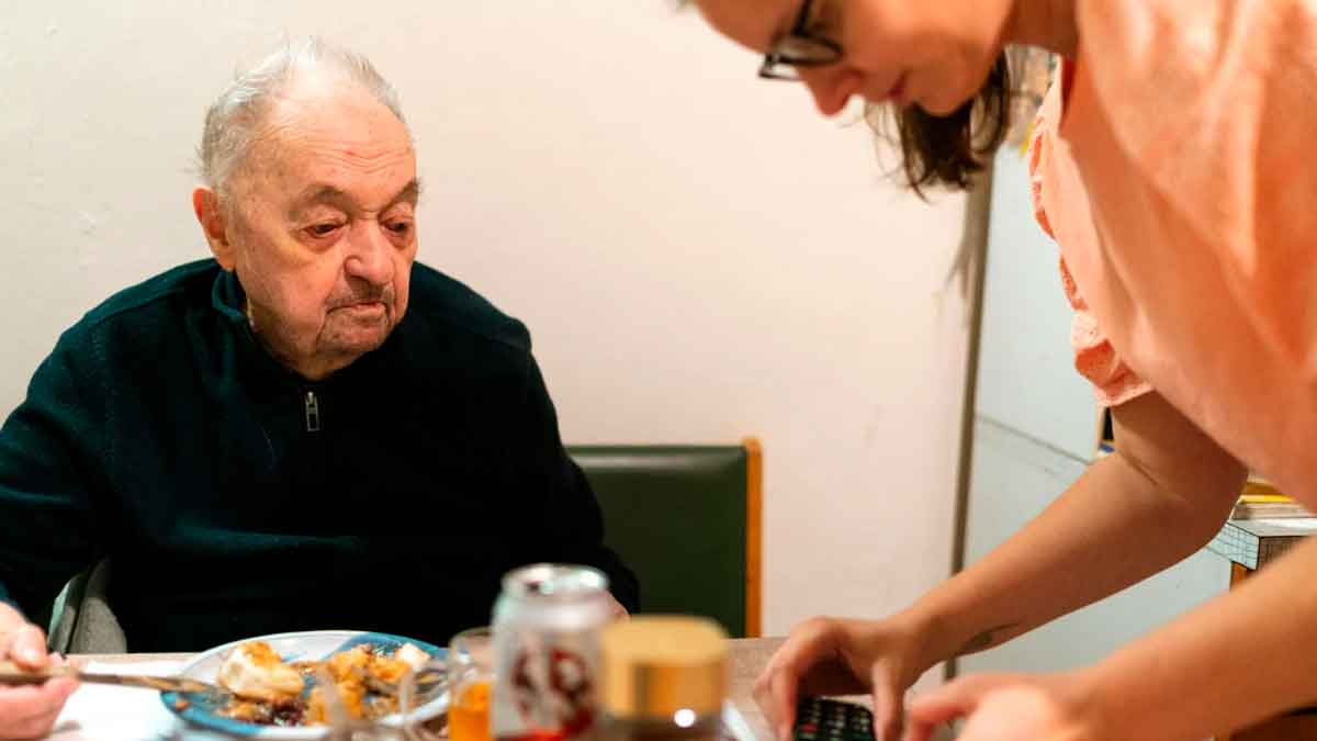 Auxiliar de ayuda a domicilio atendiendo a una persona mayor en Andalucía