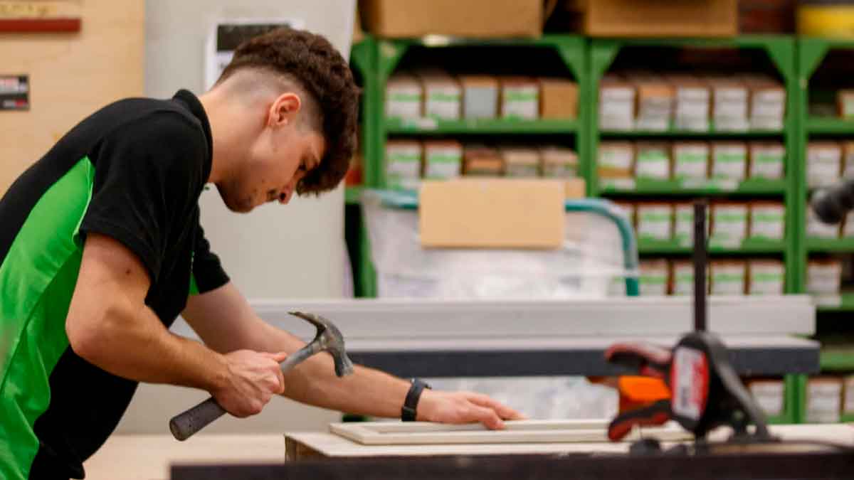 Trabajador joven realizando labores de carpintería durante acciones formativas del programa T-Acompañamos del SAE