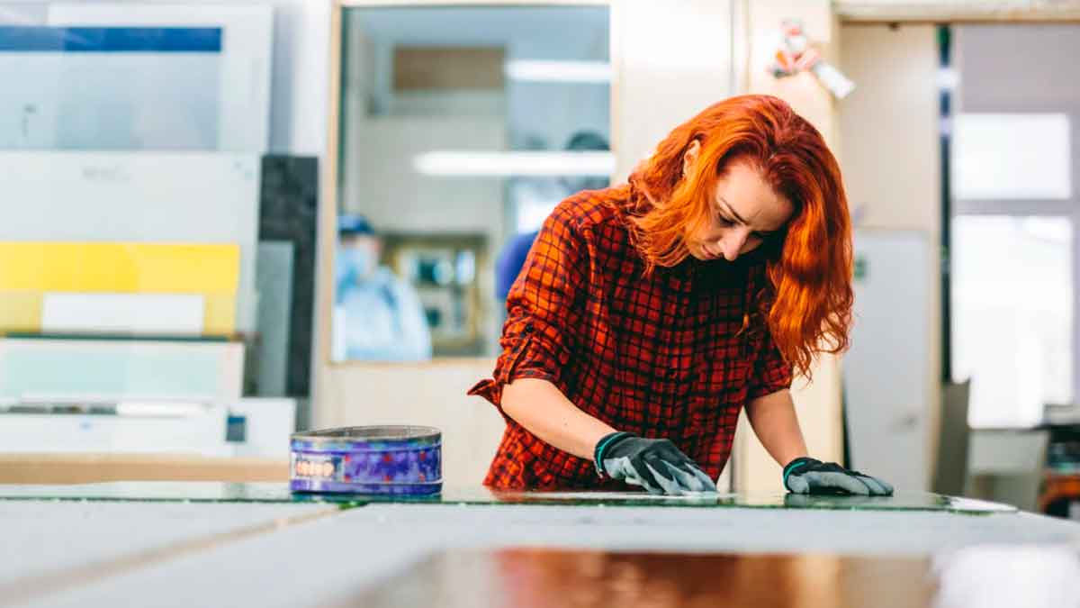 Trabajadora en taller representa las nuevas ofertas de empleo publicadas por el SAE en Andalucía en noviembre de 2025