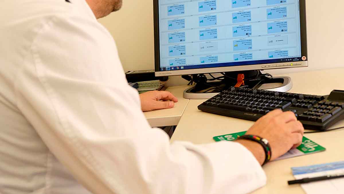 Profesional sanitario revisando información en ordenador en un centro de salud de Andalucía