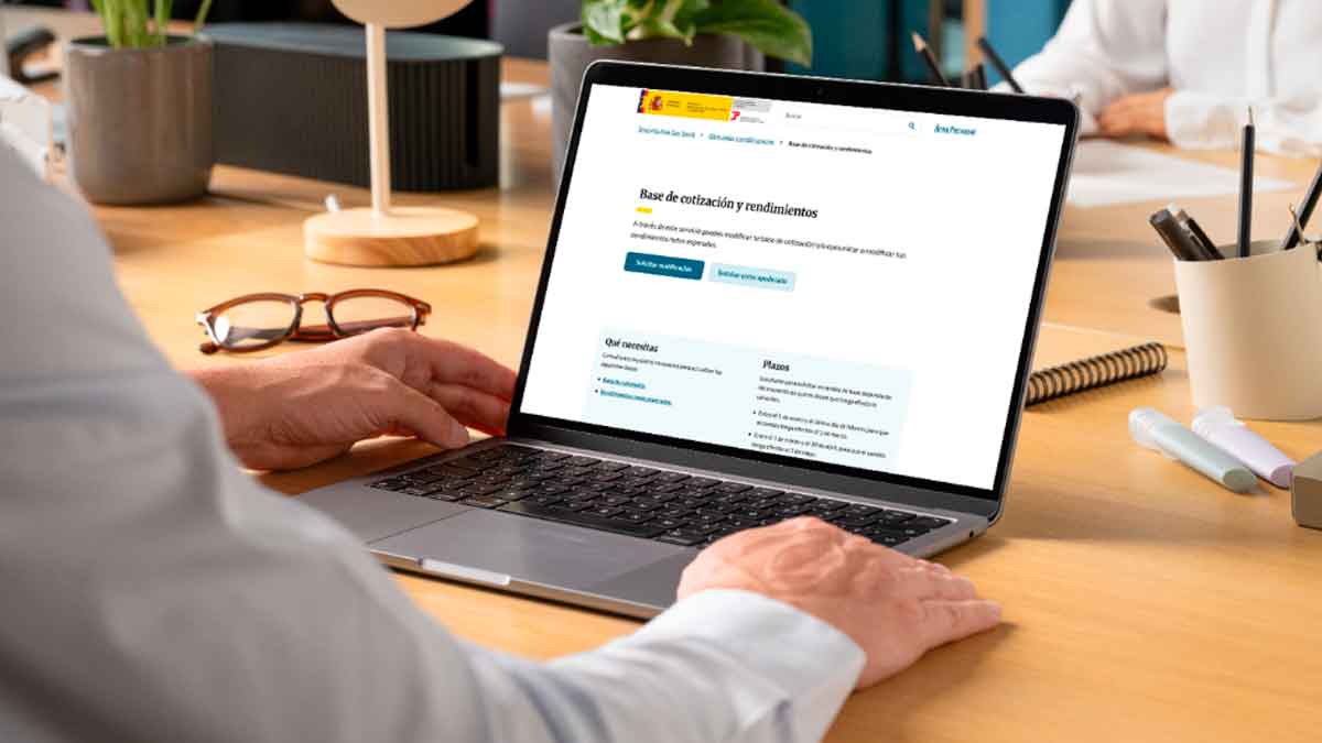 Autónomo consultando en su ordenador el servicio de cambio de base de cotización de la Seguridad Social