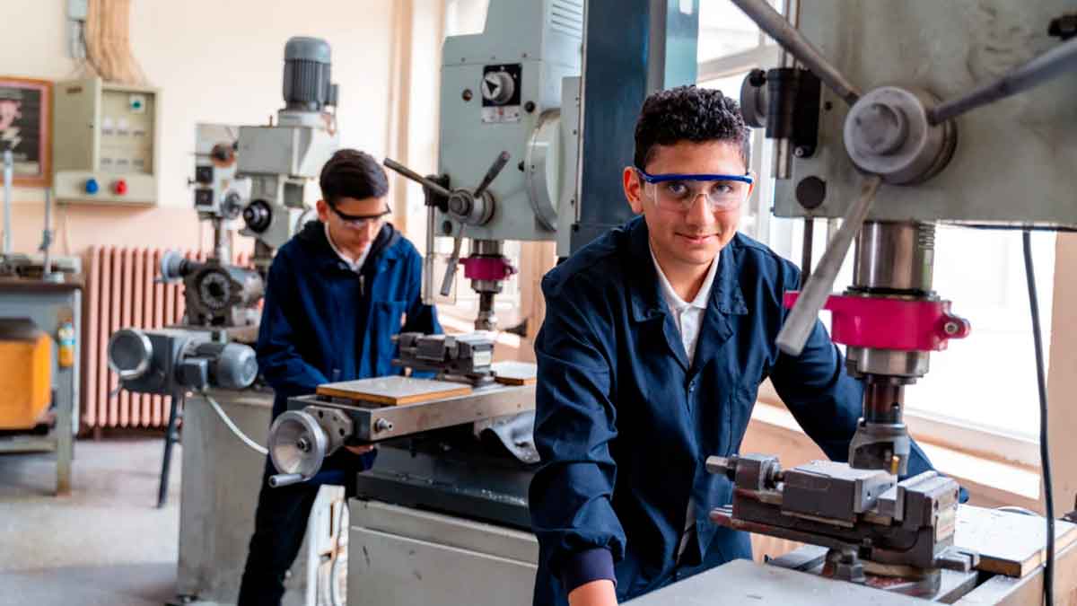 Estudiantes de Formación Profesional realizando prácticas remuneradas en taller con la nueva ley de la Seguridad Social